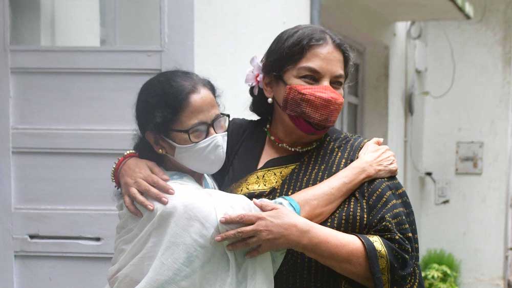 মমতা বন্দ্যোপাধ্যায় এবং শাবানা আজমি। 