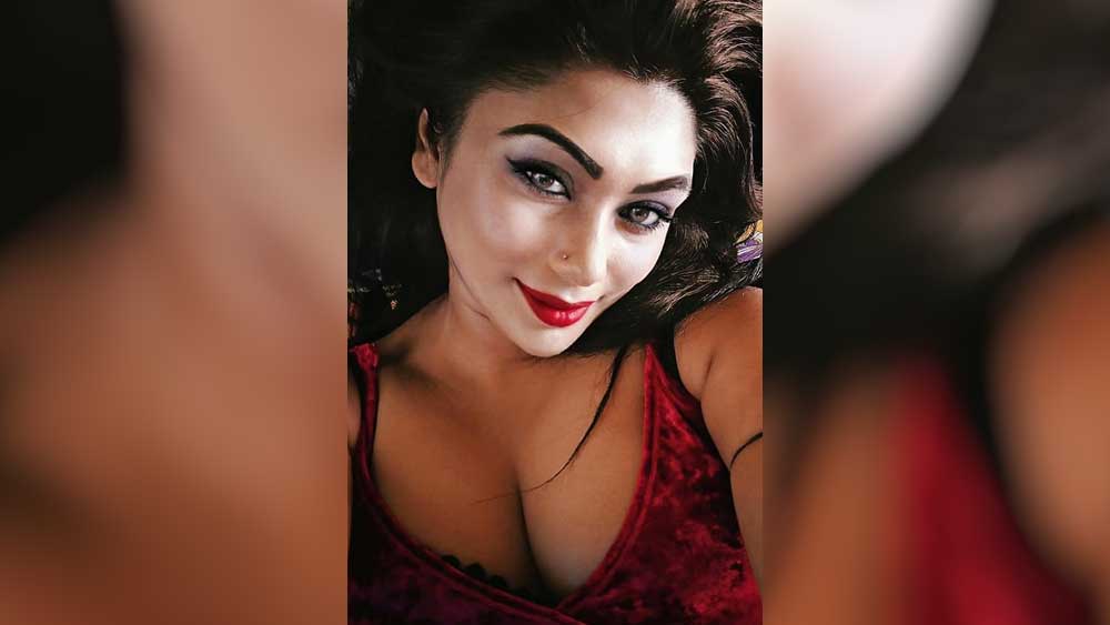 পুলিশের হাতে ধরা পড়ার পরেই নন্দিতা দত্তের পরিচয় নিয়ে প্রশ্ন উঠেছে।  ফেসবুকে নিজেকে অভিনেত্রী এবং মডেল বলে পরিচয় দিয়েছেন নন্দিতা।