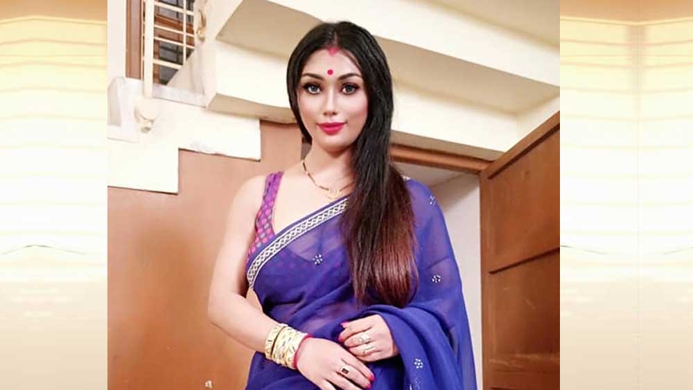 তাঁর ফেসবুক প্রোফাইল জুড়ে নানা ফোটোশ্যুটের ছবি। খোলামেলা পোশাক পরে বিভিন্ন ভঙ্গিতে ছবি তুলেছেন নন্দিতা। 