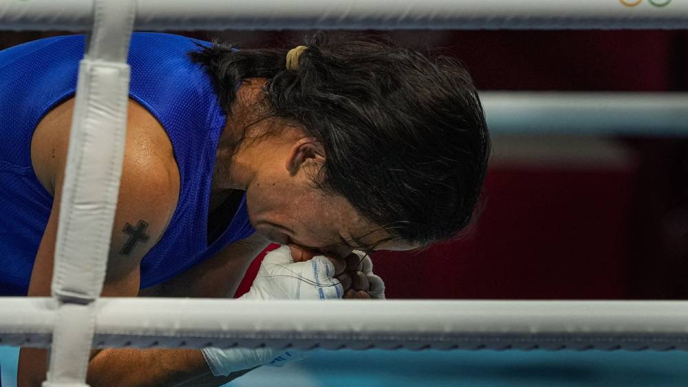 কান্নায় ভেঙে পড়লেন মেরি।