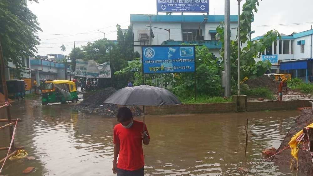 জলমগ্ন বারুইপুর মহকুমা হাসপাতাল।