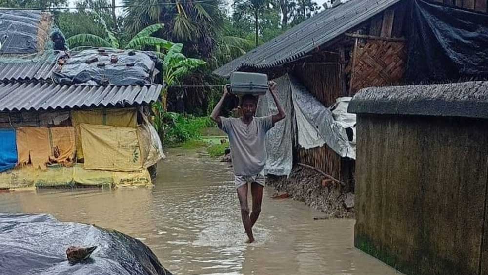 এলাকা ছাড়ছেন গোসাবার পাঠানখালির বাসিন্দারা।