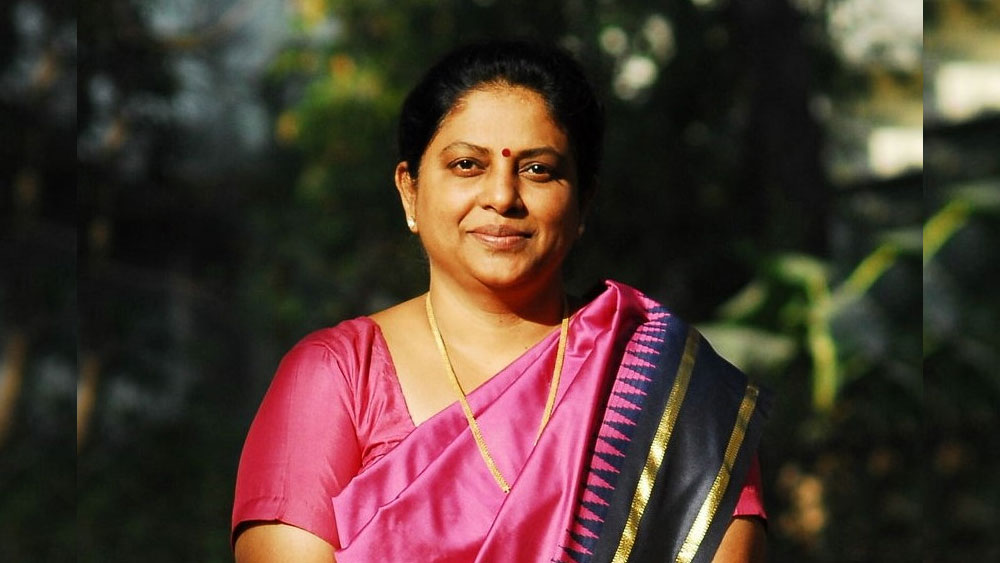 তাঁর আসল নাম টেসি টমাস। ১৯৬৩ সালে কেরলের আলাপ্পুঝায় এক সিরিয়ান খ্রিস্টান পরিবারে জন্ম।