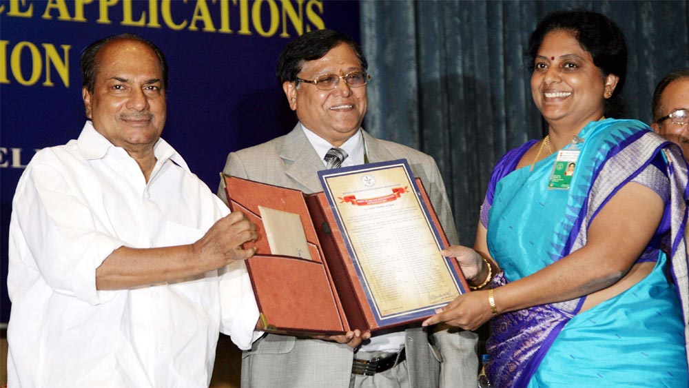 তাঁর পরিবার মাদার টেরেসার অনুগামী ছিল। মাদার টেরেসা থেকে অনুপ্রাণিত হয়েই মেয়ের নাম রেখেছিলেন টেসি।