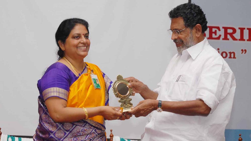 টেসির যখন ১৩ বছর বয়স তাঁর বাবার স্ট্রোক হয়ে শরীরের ডান দিক অসাড় হয়ে গিয়েছিল।