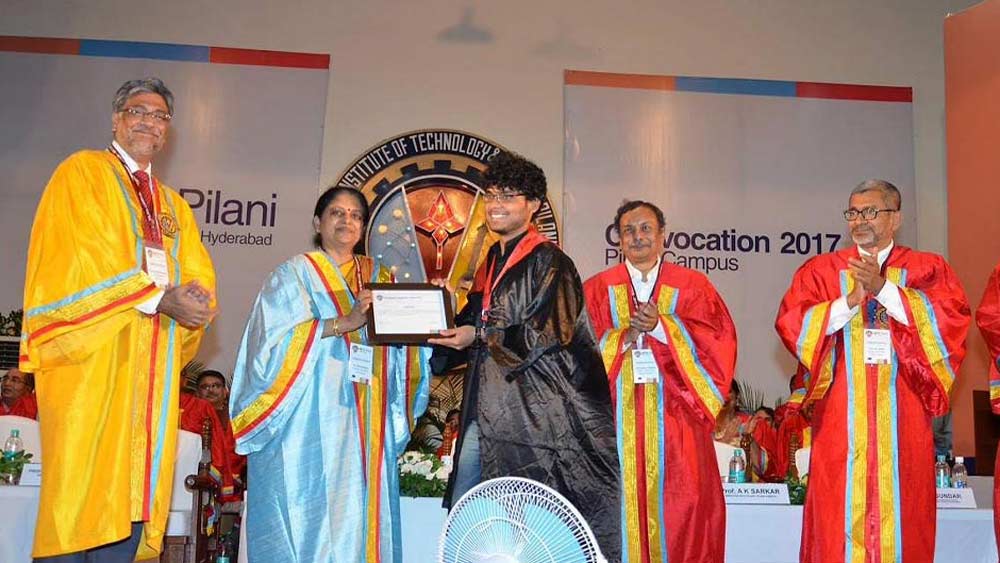 স্কুল পাশের পর তিনি ব্যাঙ্ক থেকে প্রতি দিন ১০০ টাকা ঋণ নিয়ে একটি সরকারি ইঞ্জিনিয়ারিং কলেজে ভর্তি হন। সেখানে বিটেক পাশ করেন।