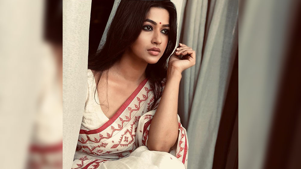 রেড কার্পেটে ঢাকাই শাড়ি পরা বাঁধন ফ্যাশন প্রহরীদের প্রশংসা কুড়িয়েছিলেন। একই সঙ্গে চলচ্চিত্র উৎসবে বিচারকদের প্রশংসা পেয়েছিল তাঁর অভিনয়ও। তবে বাঁধন শুধু একজন অভিনেত্রী নন। পেশায় চিকিৎসক বাংলাদেশের এই অভিনেত্রীর শিক্ষাগত যোগ্যতা এবং উত্থানের লড়াই চমকে দেওয়ার মতো। 