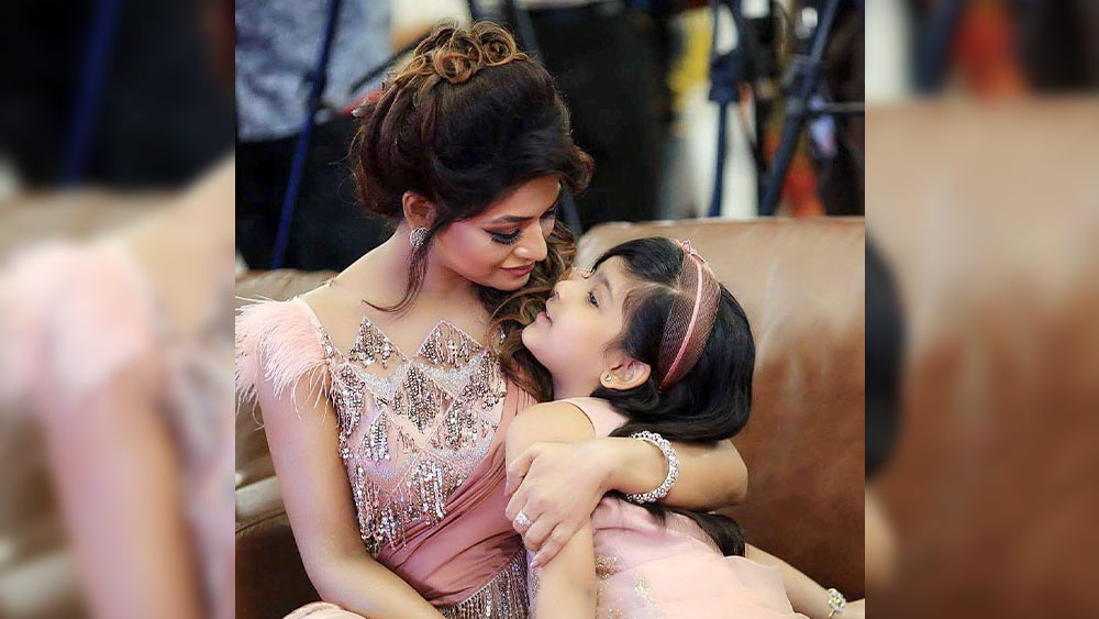 ততদিনে এক কন্যার মা হয়েছেন বাঁধন। মেয়ে সায়রা এখন তাঁর সঙ্গেই থাকেন। বাঁধন একা-মা। আপাতত অভিনয় আর মেয়েকে নিয়েই তাঁর জগৎ। তবে বাঁধন জানিয়েছেন, তিনি আপাতত বাঁধন ছিঁড়তেই আগ্রহী। নিজের অভিনয় ক্ষমতা নিয়ে আরও পরীক্ষানিরীক্ষা করতে চান তিনি। 