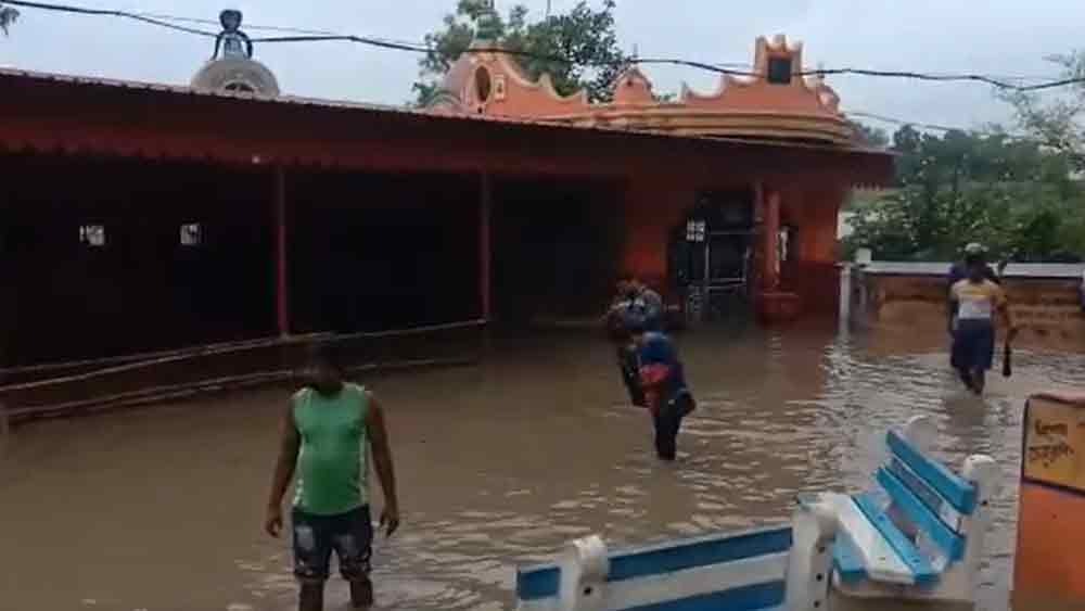 প্রবল বৃষ্টিতে নদী উপচে জল ঢুকেছে আসানসোলের ঘাঁঘর বুড়ি মন্দিরে।