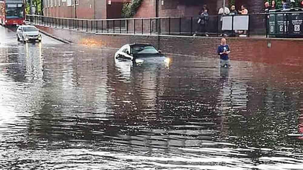 কলকাতা যখন লন্ডন। শহরের জলভাসি অবস্থা দেখে সোশ্যাল মিডিয়ায় লন্ডনের জলমগ্ন উরস্টার পার্কের ছবি দিয়ে চলছে রসিকতা।