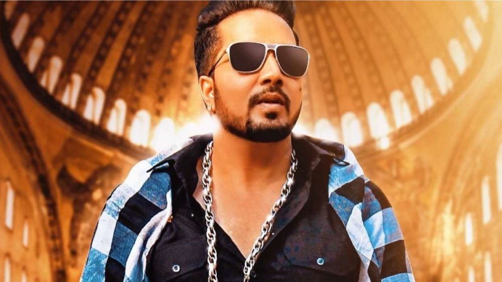 মিকার জন্ম পশ্চিমবঙ্গের দুর্গাপুরে। তারপর বাবা কর্মসূত্রে বিহারের পটনায় চলে যান। মা-ও পরে পরে পটনায় গিয়ে থাকতে শুরু করেন। সেখানেই বড় হয়েছেন মিকারা।