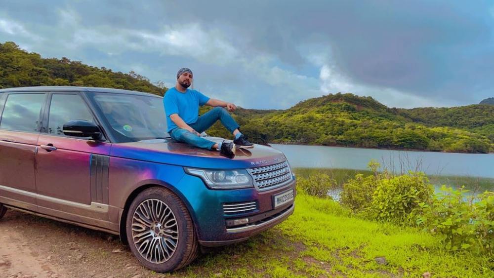 বাবা আসলে শাস্ত্রীয় সঙ্গীতে প্রশিক্ষিত ছিলেন। বাবার রেওয়াজেই ঘুম ভাঙত তাঁর। নিজের অজান্তে খুব ছোট থেকে তাই তাঁরও সঙ্গীতের প্রশিক্ষণ শুরু হয়ে গিয়েছিল।