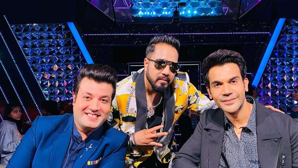 প্রথম প্রথম কীর্তনে তবলা বাজিয়ে ১০০ টাকা করে উপার্জন করতেন মিকা। পরে যখন দাদা দালের জনপ্রিয় হয়ে উঠলেন আর নিজের গানের ব্যান্ড গড়ে তুললেন। গিটার শিখে সেই দলেও যোগ দিলেন মিকা।