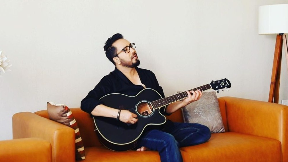 দাদার ব্যান্ডে গিটার বাজিয়ে ১০০০ টাকা করে উপার্জন করতে শুরু করলেন। মিকারও গাইয়ে হওয়ার ইচ্ছা জাগে। সে ইচ্ছার কথা দাদাকে জানিয়েওছিলেন।