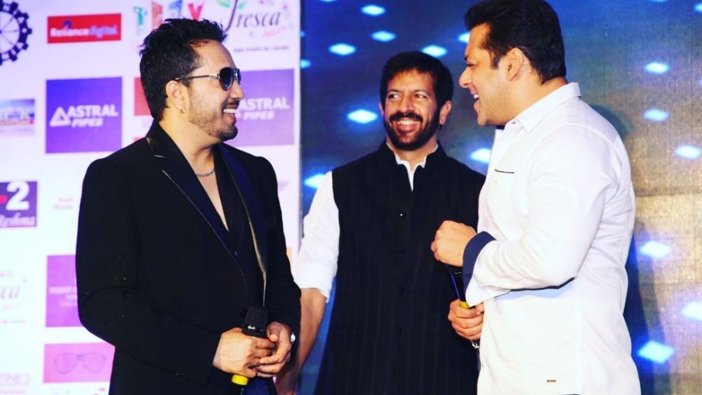 পরে নিজের স্বতন্ত্র ব্যান্ড চালু করেছিলেন মিকা। নিজের লেখা গানে নিজের বাঁধা সুরেই বিপুল জনপ্রিয়তা পান তিনি। ১৯৯৮ সালে তাঁর প্রথম গান ‘সাওয়ান ম্যায় লাগ গ্যায়ি আগ’ দারুণ পায়।