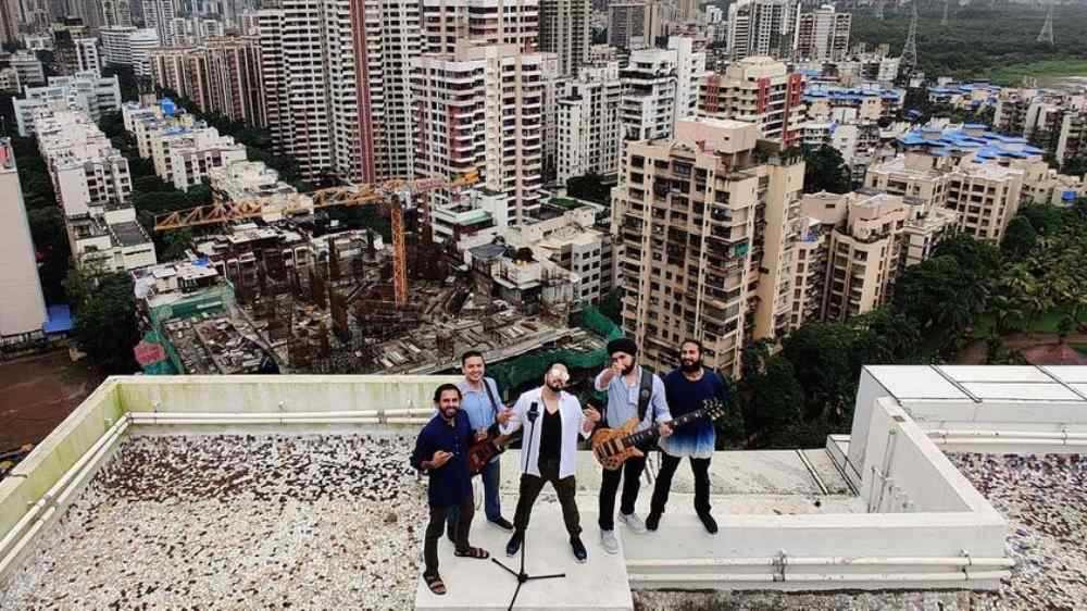 নিজের এবং দাদার পরিচিতি কাজে লাগিয়ে সে বার কাজও জুটিয়ে ফেলেছিলেন নিজের। বলিউডে তাঁর অভিষেক হয় ২০০৬ সালের ছবি ‘আপনা সপনা মানি মানি’-র ‘দিল ম্যায় বাজি গিটার’ দিয়ে। প্রথম গানই সুপারহিট।