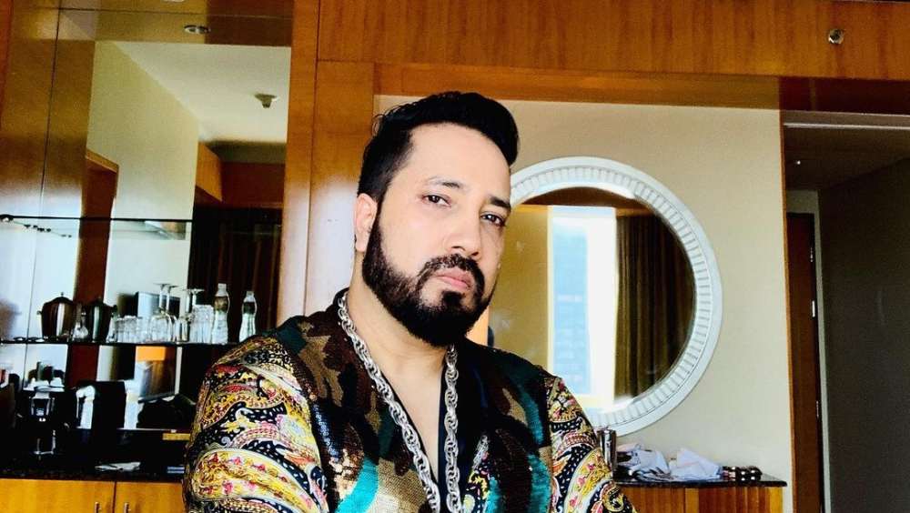 খুব দ্রুত মিকা বলিউডের জনপ্রিয় গায়ক হয়ে উঠেছিলেন। কিন্তু জনপ্রিয়তার পাশাপাশি একের পর এক বিতর্কের দাগও লাগতে শুরু করে তাঁর গায়ে।