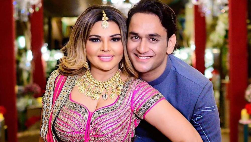 মিকার জন্মদিন ১০ জুন। নিজের এক জন্মদিনে তিনি ইন্ডাস্ট্রির সমস্ত বন্ধুকে পার্টিতে নিমন্ত্রণ করেন। সেই পার্টিতে গিয়েছিলেন রাখি সবন্তও।