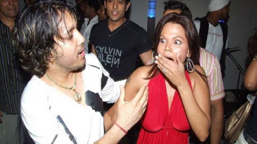 ওই দিনই রাখিকে জোর করে চুমু খেয়ে শিরোনামে উঠে এসেছিলেন মিকা। রাখি তাঁর নামে পুলিশে ডায়েরিও করেছিলেন। রাখিকে চুম্বনের কারণ জানাতে গিয়ে মিকা তখন জানিয়েছিলেন, রাখি তাঁর মুখে কেক মাখিয়ে দিয়েছিলেন। মিকার সেটা পছন্দ ছিল না।