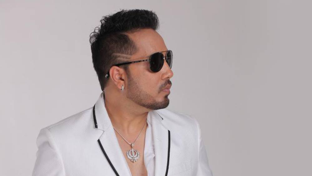 এই ঘটনা মিকার কেরিয়ারে খুব একটা প্রভাব ফেলতে পারেনি। এর পর কিছু দিনের জন্য মিকা দিল্লি চলে গিয়েছিলেন। কিন্তু তারপরও একটার পর একটা হিট গান বলিউডকে দিয়ে যাচ্ছিলেন তিনি।