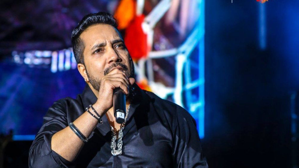 মিকার জনপ্রিয়তায় কোনও ভাবেই প্রভাব ফেলতে পারছিল না বিতর্ক। বলিউডের পাশাপাশি বাংলা ফিল্ম ইন্ডাস্ট্রিতেও একাধিক সফল গান গেয়েছেন তিনি।