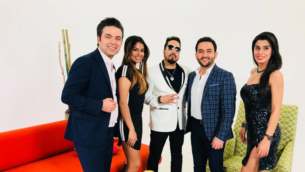 ২০১৬ সালে এক ফ্যাশন ডিজাইনারকে শ্লীলতাহানির অভিযোগ ওঠে মিকার বিরুদ্ধে। ২০১৭ সালেও ধর্ষণে অভিযুক্ত রামরহিমকে শুভেচ্ছা জানিয়ে টুইট করে বিতর্কে জড়িয়েছিলেন তিনি।