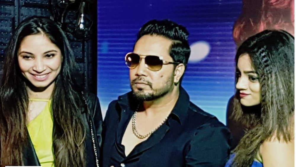 এর ২ বছর পর ফের আরও একবার শিরোনামে আসেন তিনি। ১৭ বছরের এক ব্রাজিলিয়ান মডেলকে উত্যক্ত করার অভিযোগে দুবাই পুলিশ তাঁকে গ্রেফতার করেছিল। ওই মডেল এবং মিকা দু’জনেই তখন দুবাইয়ে ছিলেন।