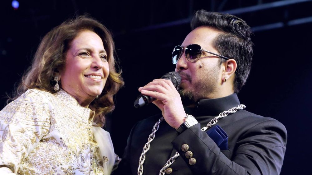 গানের সাফল্য আর বিতর্ক দু’টোই সমান্তরাল ভাবে বয়ে নিয়ে যাচ্ছিলেন মিকা। তবে ২০১৯-এ সবচেয়ে বেশি সমালোচিত হয়েছিলেন তিনি। সে সময় ভারত আর পাকিস্তানের সম্পর্ক তলানিতে এসে ঠেকেছিল পুলওয়ামার হামলার কারণে।