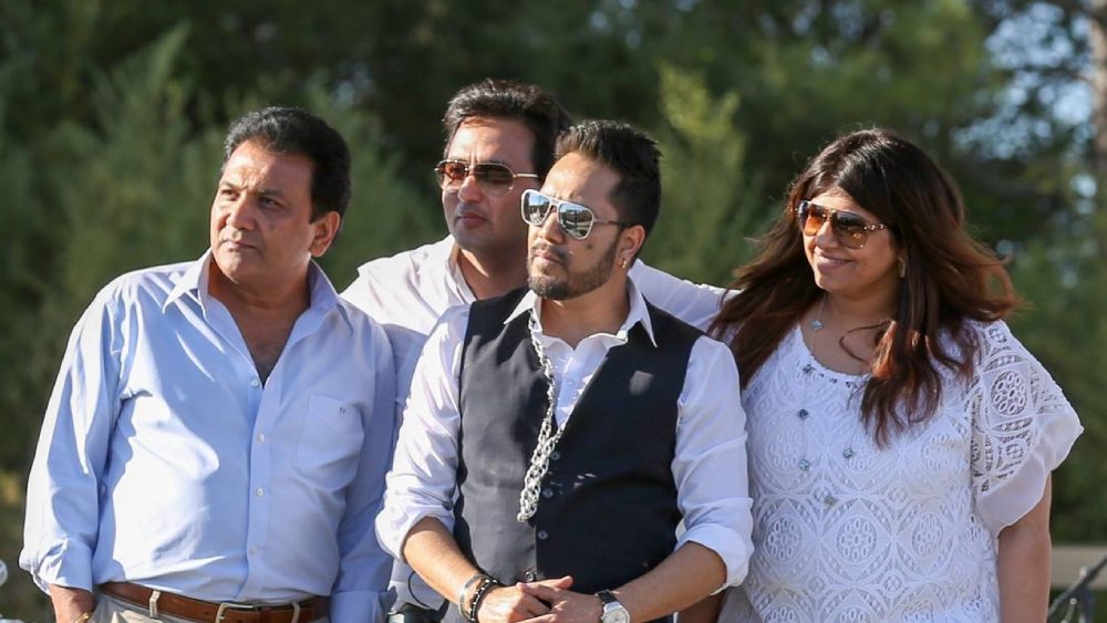 ওই বছরই মিকা পাকিস্তানের পারভেজ মুশারফের এক আত্মীয়ের অনুষ্ঠানে গান গেয়েছিলেন। সেই ভিডিয়ো ভাইরাল হওয়ার পরই দেশ জুড়ে প্রতিবাদ শুরু হয় তাঁর বিরুদ্ধে।