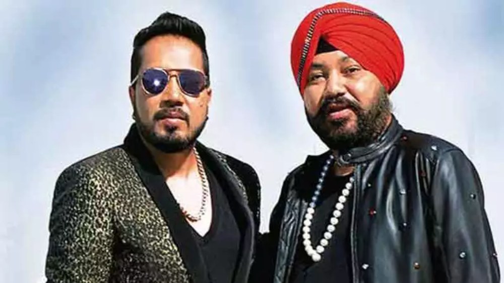 সেই কীর্তনিয়া দলের দুই খুদে পরবর্তীকালে জনপ্রিয় সঙ্গীত শিল্পী হয়েছেন। একজন মিকা আর অন্যজন তাঁরই দাদা দালের মেহেন্দি।