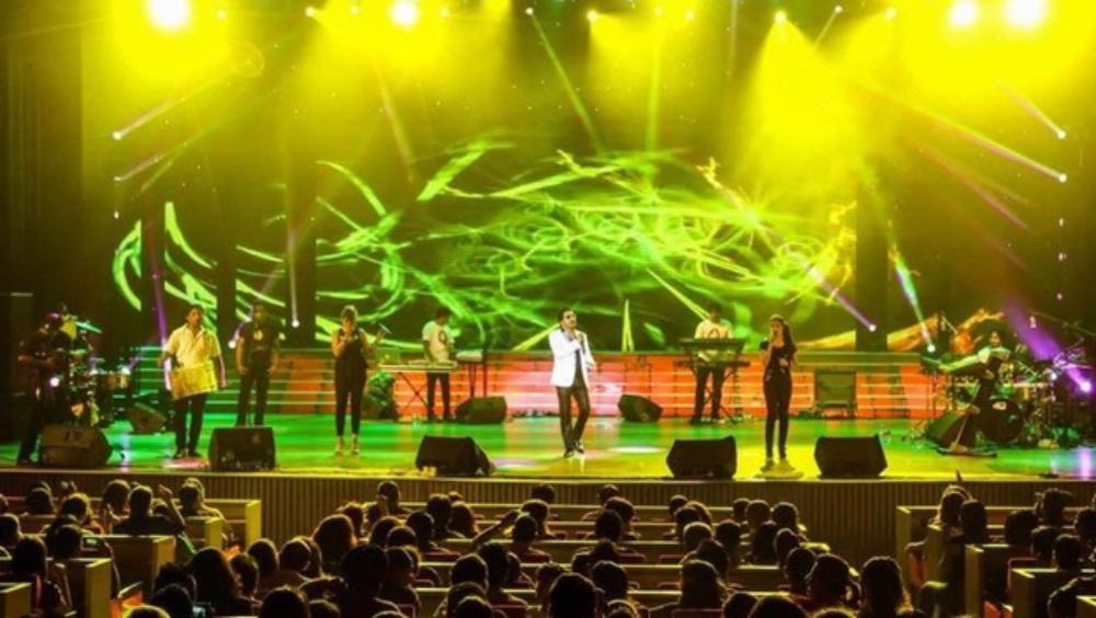 ২০১৫ সালে ফের বিতর্ক দানা বাঁধে তাঁকে ঘিরে। লাইভ অনুষ্ঠান করার সময় এক দর্শককে মঞ্চে ডেকে এনে চড় মেরেছিলেন তিনি। মিকার মতে, ওই দর্শক নাকি মহিলাদের উত্যক্ত করছিলেন।