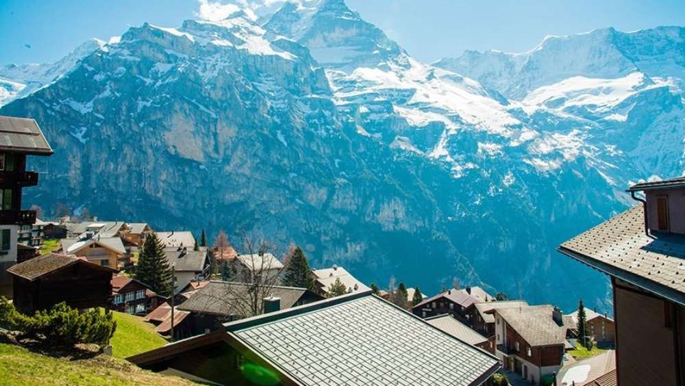 মাত্র ১৭০টি পরিবারের বাস এই পাহাড়ি গ্রামে। প্রতিটি বাড়ি একই আদলে তৈরি। একতলায় গবাদি পশুর ঘর আর দোতলায় নিজেদের থাকার জায়গা। আল্পস পর্বতমালার পাদদেশে প্রায় সব গ্রামেই এই কায়দায় গড়ে উঠেছে ঘর-বাড়ি।