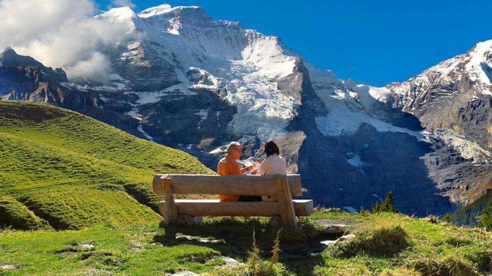 নিজেদের ব্যস্ত জীবন থেকে ছুটি নিয়ে সমস্ত দুশ্চিন্তা দূর করতে পর্যটকদের জন্য আদর্শ ঠিকানা হতে পারে এই গ্রাম। এই গ্রামের প্রতিটি ঘরের প্রতিটি মানুষের কপালে কিন্তু সারা ক্ষণই দুশ্চিন্তার ভাঁজ। প্রতি মুহূর্ত মৃত্যুর হাতছানিকে সঙ্গে করেই বাস তাঁদের। ৭৪ বছর আগে ঘটে যাওয়া ভয়ঙ্কর ইতিহাস আজও পিছু ছাড়েনি গ্রামবাসীদের।