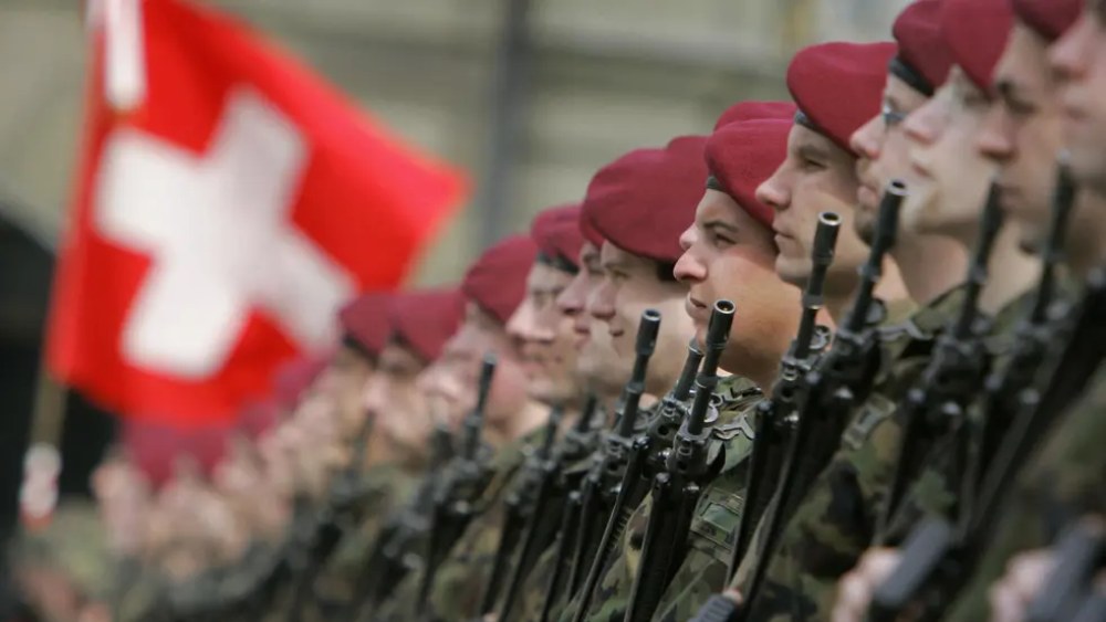 দ্বিতীয় বিশ্বযুদ্ধের সময় সুইস সেনাদের অস্ত্রভাণ্ডার ছিল এই পাহাড়ি গ্রাম। মাটির তলায় গোপনে তাঁরা এই অস্ত্রভাণ্ডার পরিচালনা করত। তাতে মজুত ছিল প্রচুর পরিমাণে বিস্ফোরক।