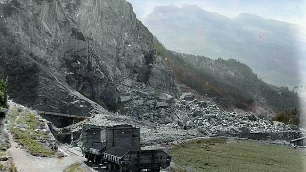 দু’বছর পর দুঃস্বপ্নের রাত ফের ফিরে আসে তাঁদের জীবনে। সেটা ১৯৪৭ সাল। গভীর রাতে আচমকা কেঁপে ওঠে গোটা গ্রাম।