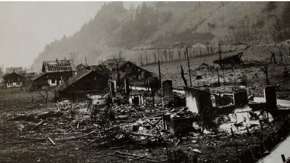 চারদিক দাউ দাউ করে জ্বলছিল। প্রাণে বাঁচার মরিয়া চেষ্টায় হুড়োহুড়ি পড়ে গিয়েছিল বাসিন্দাদের মধ্যে।