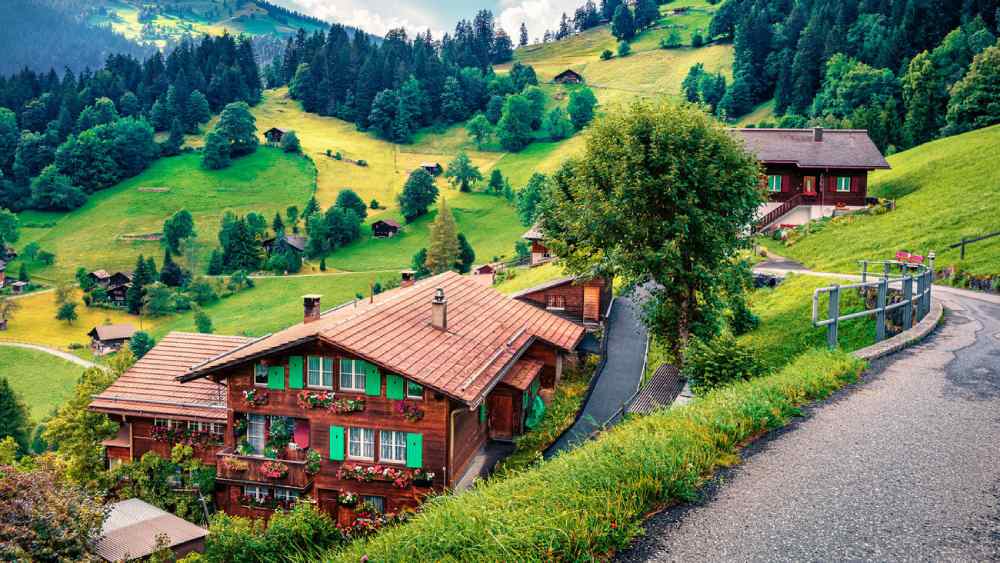 এখনও সাড়ে তিন হাজার টন বিস্ফোরক রয়েছে গোপন অস্ত্রভাণ্ডারে। এমনই জানিয়েছে সুইস সরকার। গ্রাম খালি করে বিস্ফোরক অন্যত্র সরিয়ে যাওয়ার কাজ শুরু করার কথাও ওই সময়ে ঘোষণা করে দেয় সরকার।