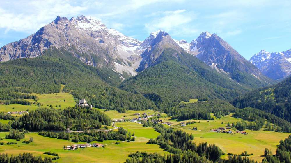 তা না করলে যে কোনও দিন ফের আর এক ভয়াবহ বিস্ফোরণে কেঁপে উঠতে পারে গোটা গ্রাম। কিন্তু তা সত্ত্বেও ভিটে ছাড়তে নারাজ গ্রামবাসীদের একাংশ।