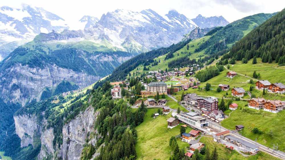 এর জন্য ক্ষতিপূরণ দিতেও রাজি সুইস সরকার। কিন্তু রাজি হননি গ্রামবাসীদের একাংশ। বিপদের ঝুঁকি মাথায় নিয়ে তাই ভিটে আগলে গ্রামেই পড়ে রয়েছেন তাঁরা।