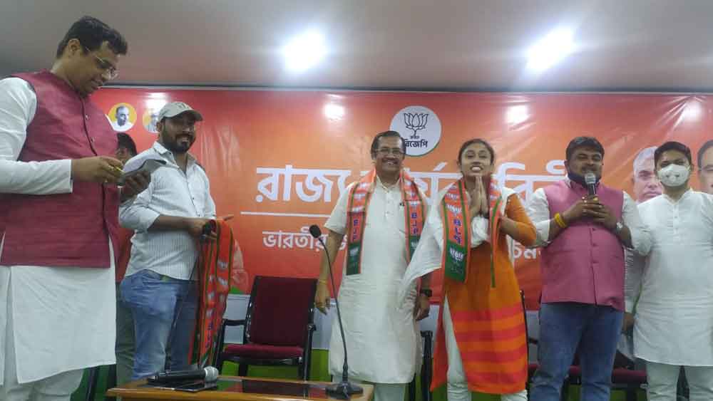 বিজেপি দফতরে সৌমিত্র খাঁ ও প্রতাপ বন্দ্যোপাধ্যায়ের সঙ্গে মৌমিতা সাহা। ডানদিকে সদ্য প্রয়াত রাজু সরকার।