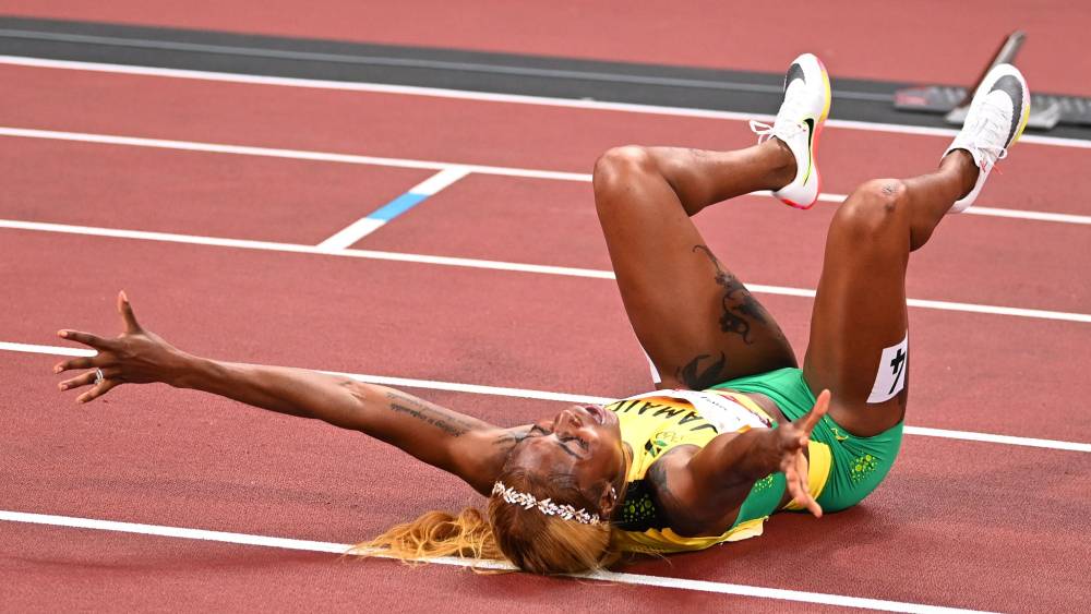 সোনা জিতে ট্র্যাকে গড়াগড়ি খেলেন এলাইনি।