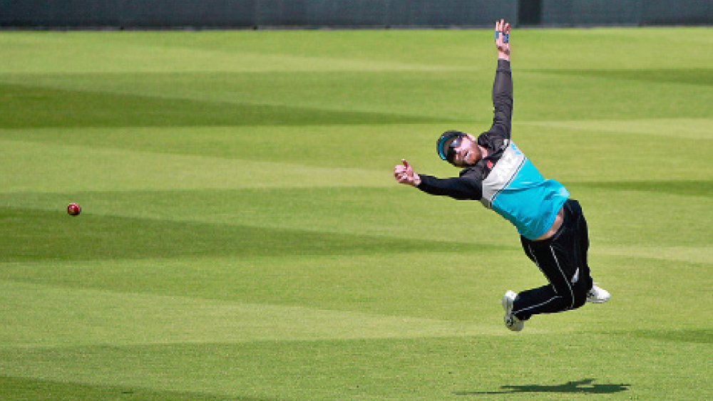 উড়ন্ত: লর্ডসে অনুশীলন শুরু নিউজ়িল্যান্ডের। উড়ে গিয়ে ক্যাচ নেওয়ার চেষ্টা অধিনায়ক উইলিয়ামসনের।