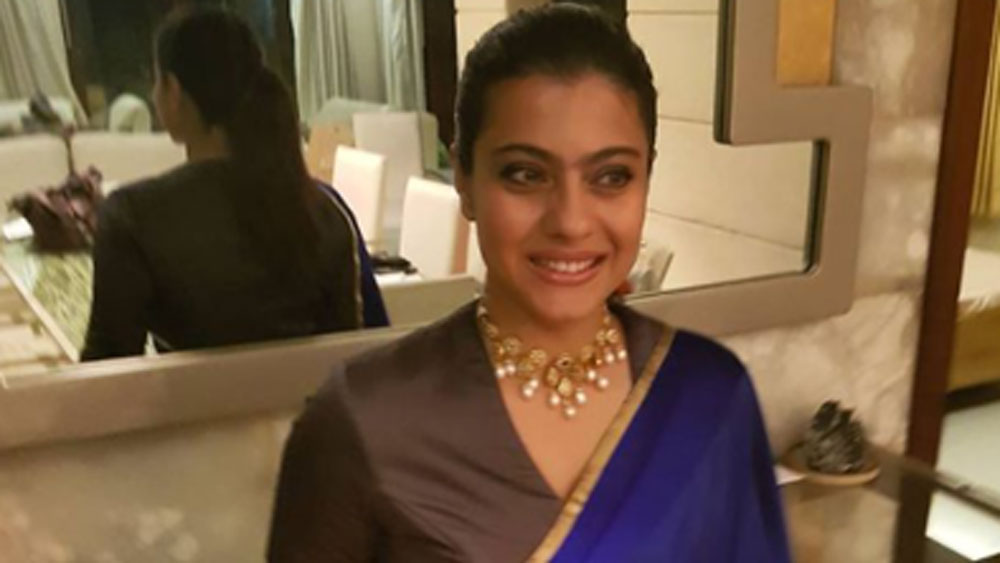 এ ছাড়া দু'জনেই অভিনয় জগতের সঙ্গে যুক্ত থাকায় মেকআপ তাঁদের করতেই হয়। সে কারণে ড্রেসিং রুমে দেওয়াল জোড়া আয়না রেখেছেন।