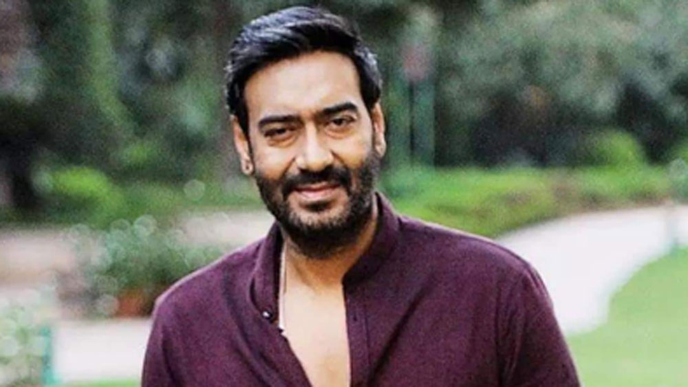 মুম্বইয়ে জুহুর কাপোলে কো-অপারেটিভ হাউসিং সোসাইটি লিমিটেডে স্ত্রী কাজল এহং ২ ছেলেমেয়ে নিয়ে সপরিবার থাকেন অজয়।