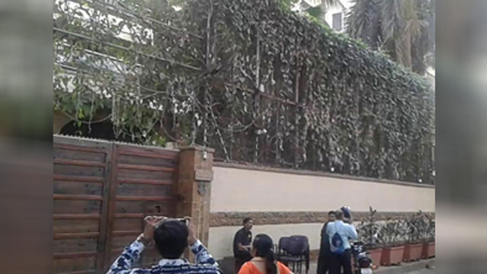 এই বাংলোটির প্রকৃত মূল্য ৬৫ থেকে ৭০ কোটি টাকা। কিন্তু অতিমারি পরিস্থিতির জেরে অনেকটা কমেই পেয়ে গিয়েছেন অজয়।