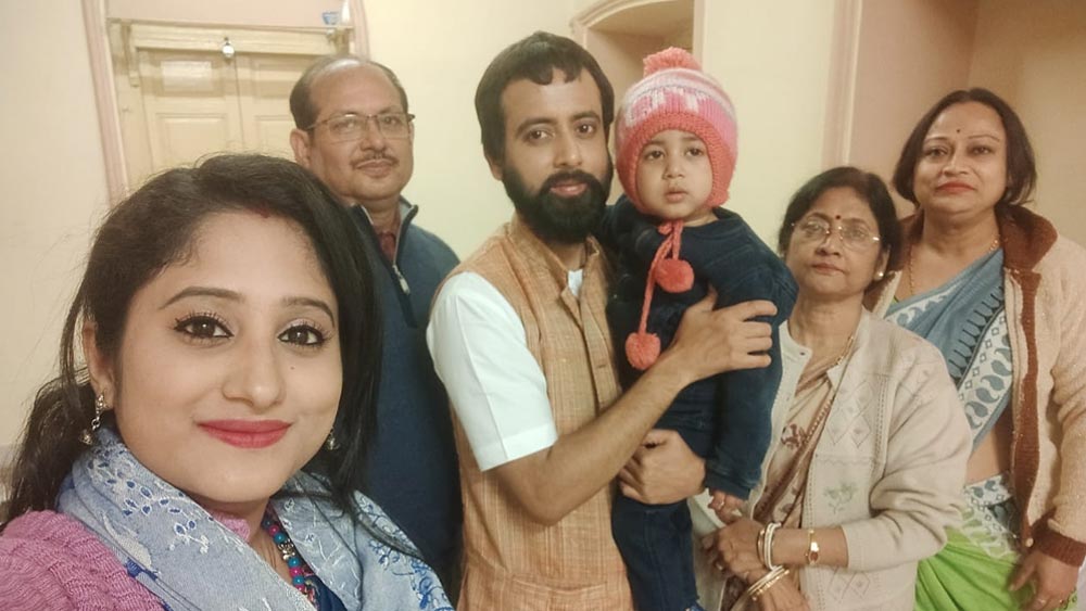 কাকা, কাকি, স্ত্রী এবং পুত্রের সঙ্গে সৌরভ