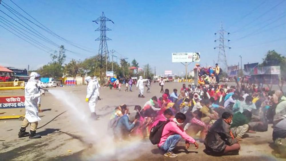 পথশ্রমে অর্ধমৃত মানুষগুলোকে উবু করে বসিয়ে পশুর মতো স্যানিটাইজ করার যে লজ্জা, কোনও গালভরা উন্নয়নের স্লোগান দিয়ে তা ঢাকা সম্ভব নয়।