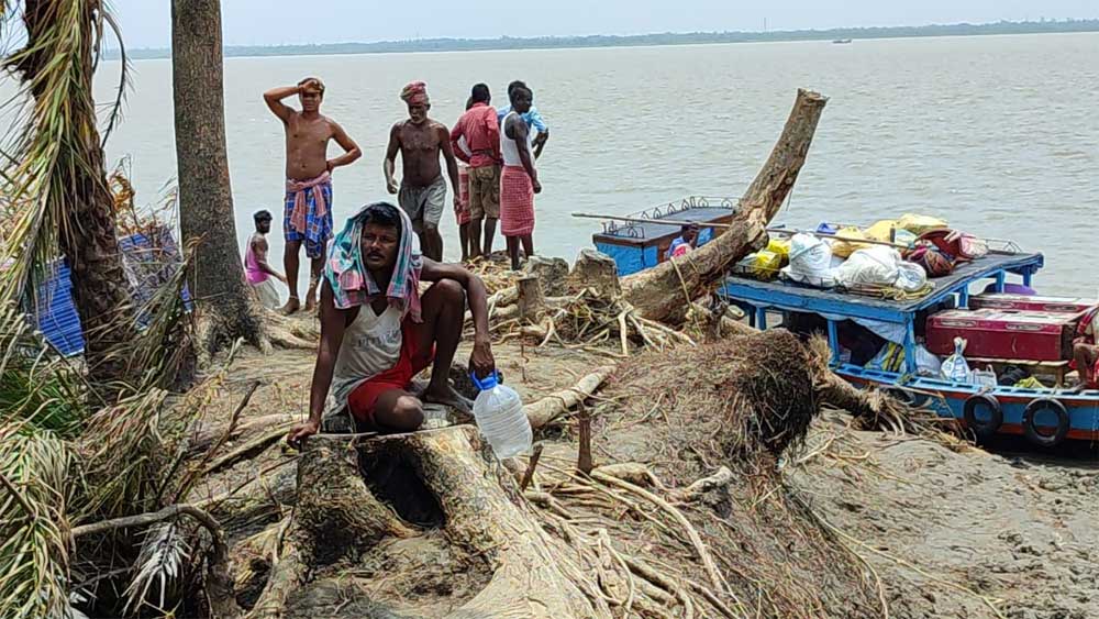 ঘোড়ামারা দ্বীপের বহু বাসিন্দাকে ঘিরে ধরেছে অনিশ্চিত ভবিষ্যতের দুশ্চিন্তা।