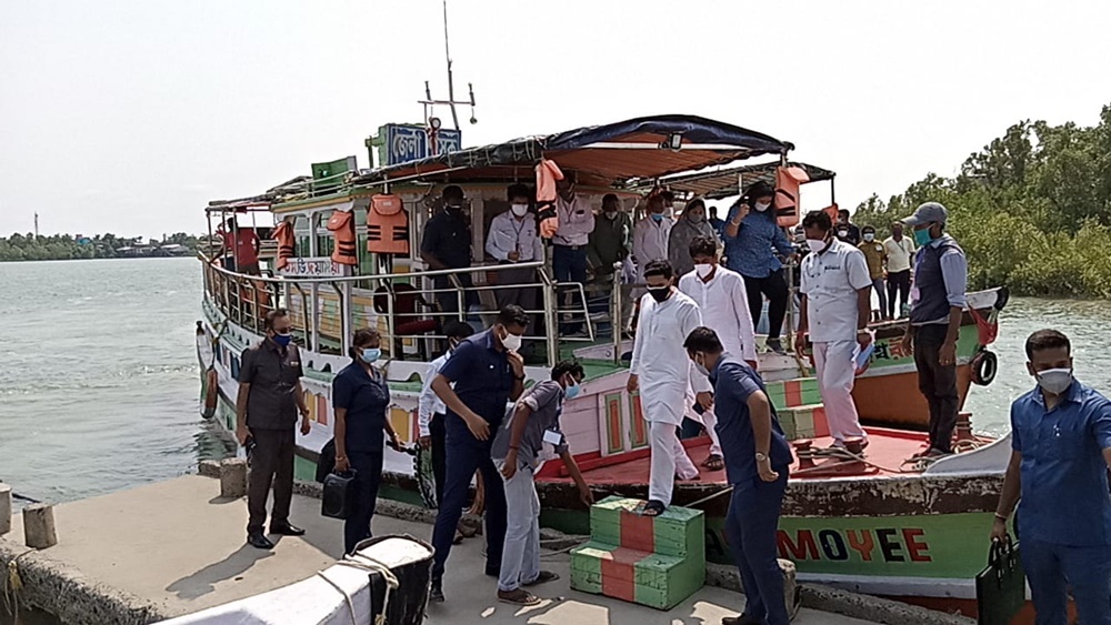 পাথরপ্রতিমায় অভিষেক।