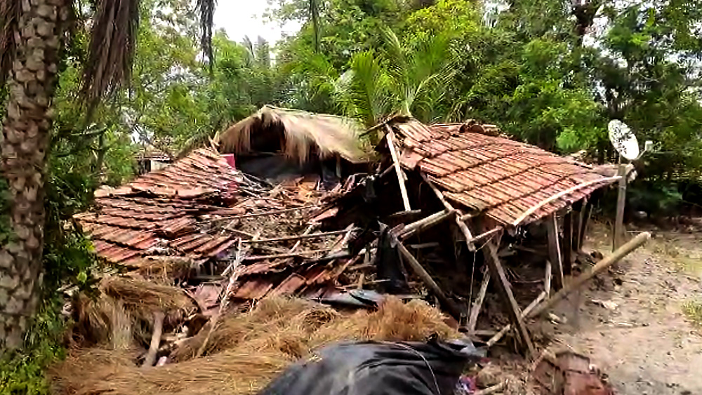Residents of Ghoramara Island leaving after Cyclone dgtld